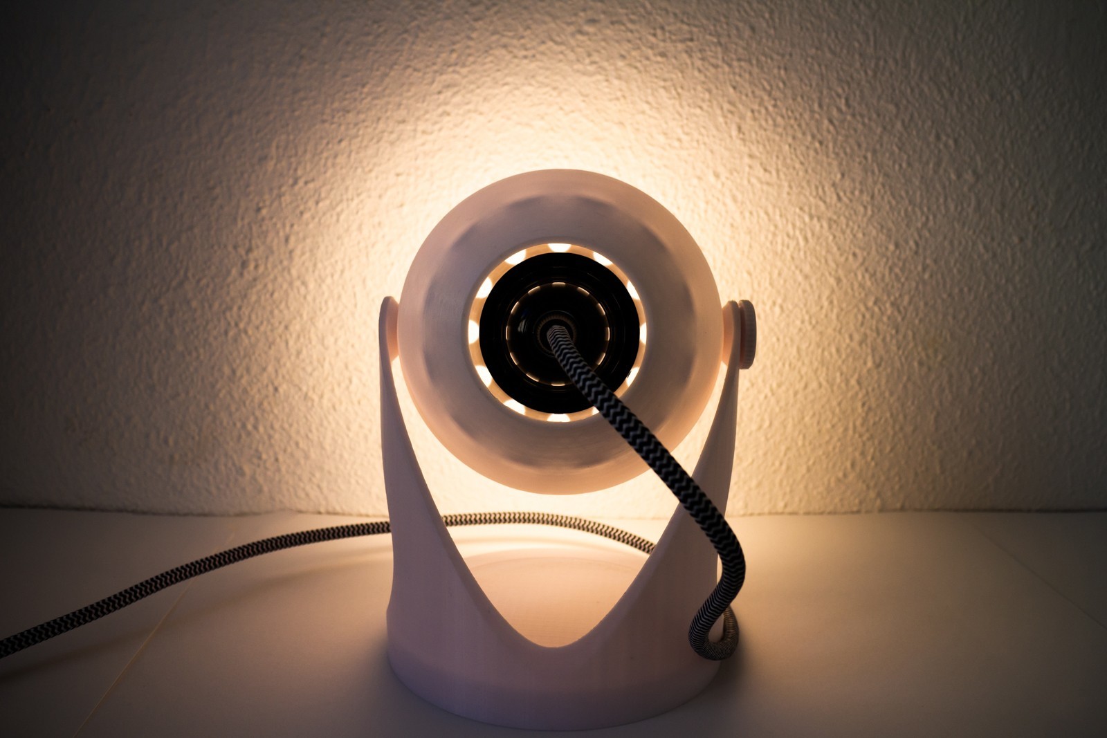 🔦 Minimalistic Designer Lamp・Free 3D File for ・Cults